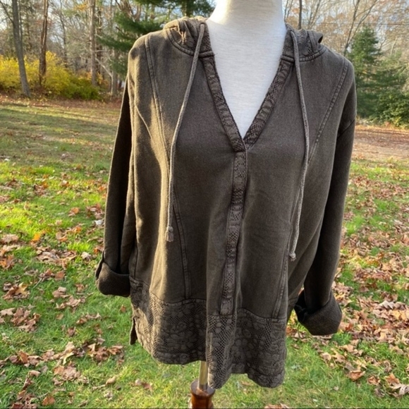 Sundance Tops - 💘 SUNDANCE TOP HOODIE BROWN WEATHERED TAB SLEEVES VNECK FLORAL LACE ACCEN XL